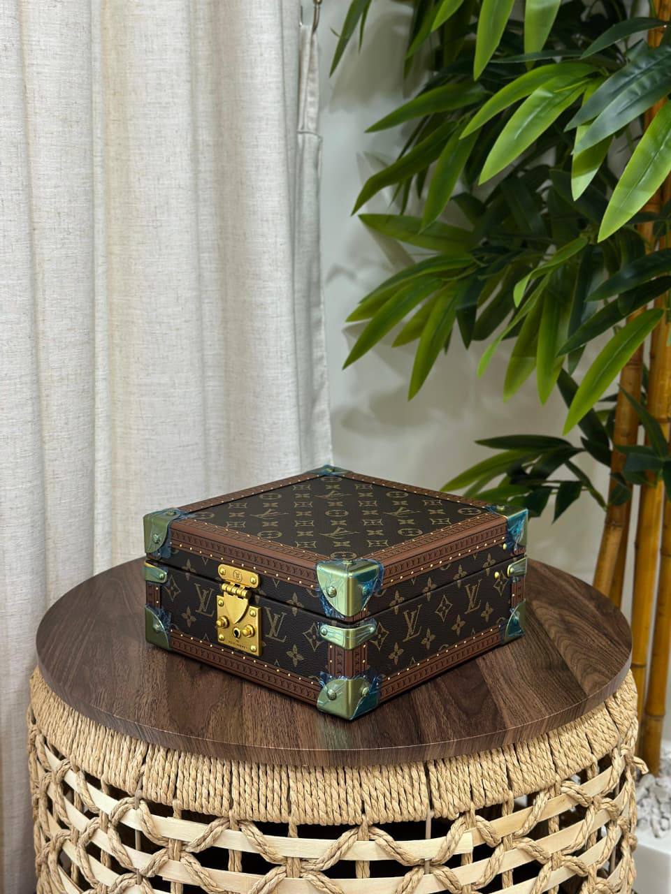 BRAND- LOUIS VUITTON 
*❗️JEWELLERY BOX❗*
*SUPER MASTER QUALITY ❗*
950 dhs✅
*WITH  PAPERBAG❗*

Zain267
♥️♥️♥️