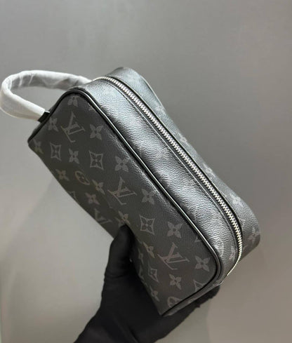 Men bags

Good quality 

with box 
80 dhs🇦🇪

Zain186
♥️♥️♥️