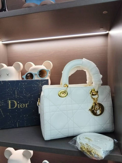 Dior
115 dhs🌺

with box
🎁🎁🎁

Size：24*12*17

Zain07
♥️♥️♥️