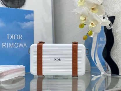 Rimowa
320 dhs🇦🇪🇦🇪

Zain297
♥️♥️♥️