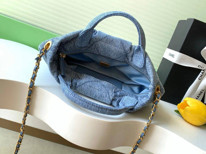 Chanel

110 dhs❣️

with box
🎁🎁🎁

size 24×5×15cm

Zain42
♥️♥️♥️