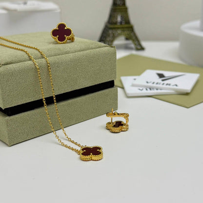 130VCA SET 
necklaces 😍
 Earring✨
With normal boxes 🗃️ 
130 dhs✅

With master box 📦 
160 dhs✅

Zain216
♥️♥️♥️