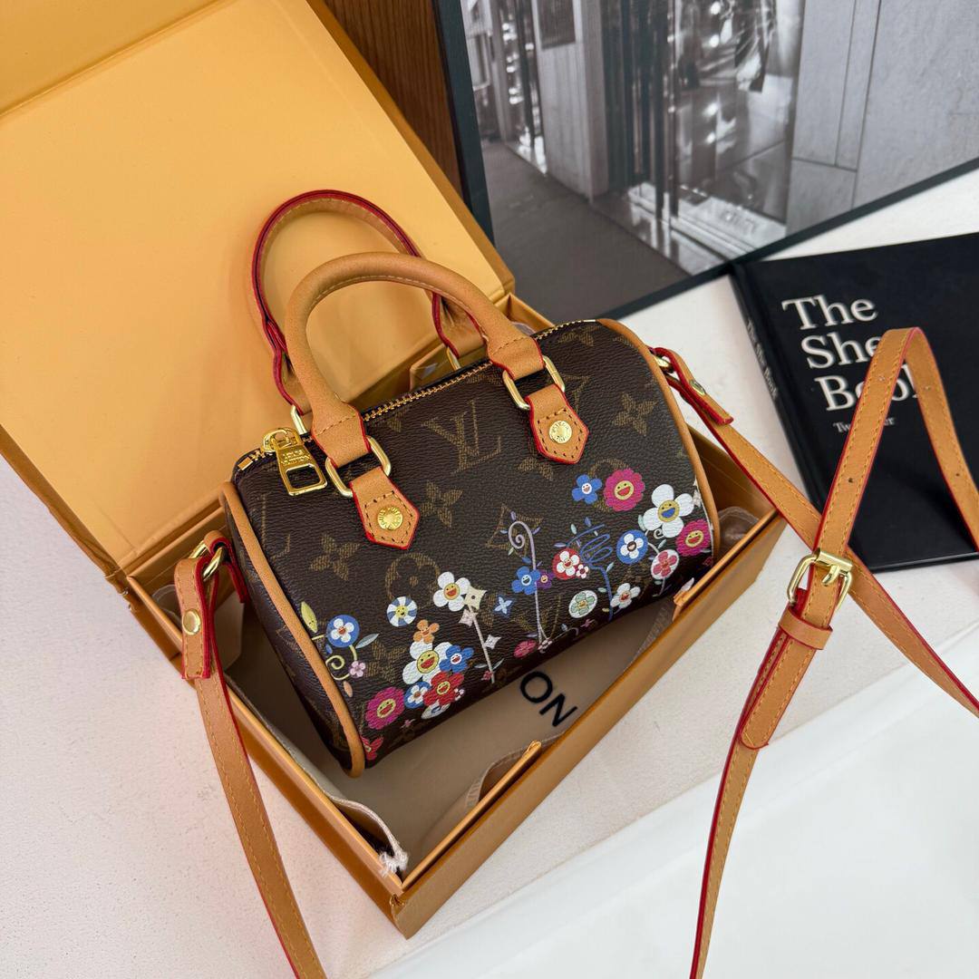 LV
80 dhs✅
size 17×10×12cm

with box
🎁🎁🎁

Zain42
♥️♥️♥️