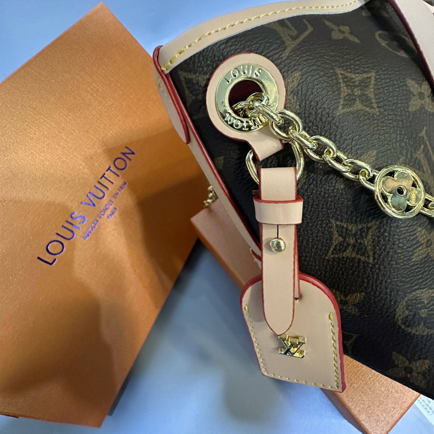 LV

NEW CAME GOOD QUALITY 
WITH BOX 
🎁🎁🎁

90 dhs❣️

Zain39
♥️♥️♥️
