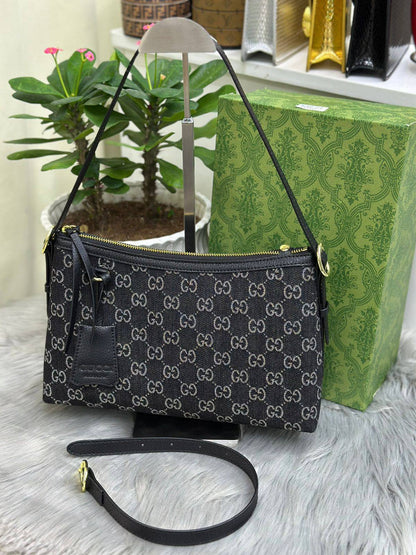 GUCCI
SIZE  ……… 30 CM 🥰
95 dhs👑

With BOX🌷
🎁🎁🎁

Zain244
♥️♥️♥️