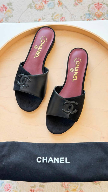 CHANEL
Master quality 
Size: 36 to 41
450 dhs💛

Zain318
♥️♥️