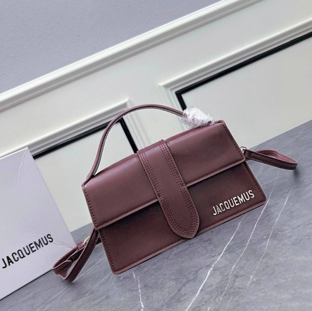 JACQUEMUS 

COPY ONE 

RESTOCK 

WITH BOX 

BIG SIZE  220 DHS……
(Leather)

Zain295
♥️♥️♥️♥️