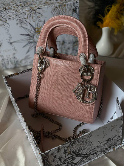 DIOR

17cm
340 dhs🪙🌨️

Top quality 

With box🎁

Zain167
♥️♥️♥️