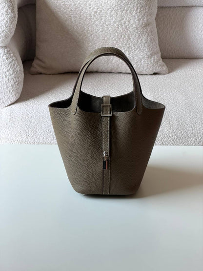 Hermes
picotin 18cm💥Master quality ✅with box📦
340 dhs🇦🇪

Zain52
♥️♥️♥️