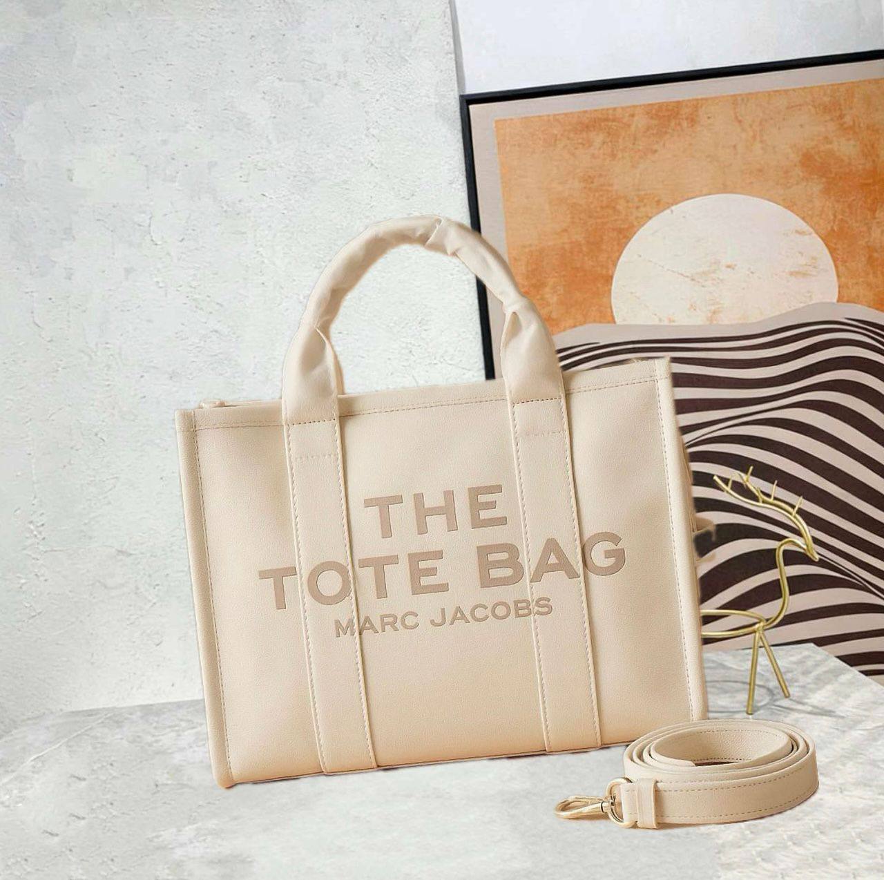 MARC JACOBS
 THE TOTE BAG 
GOOD QUALITY 
MEDIUM SIZE 
115 dhs✅

Zain39
♥️♥️♥️