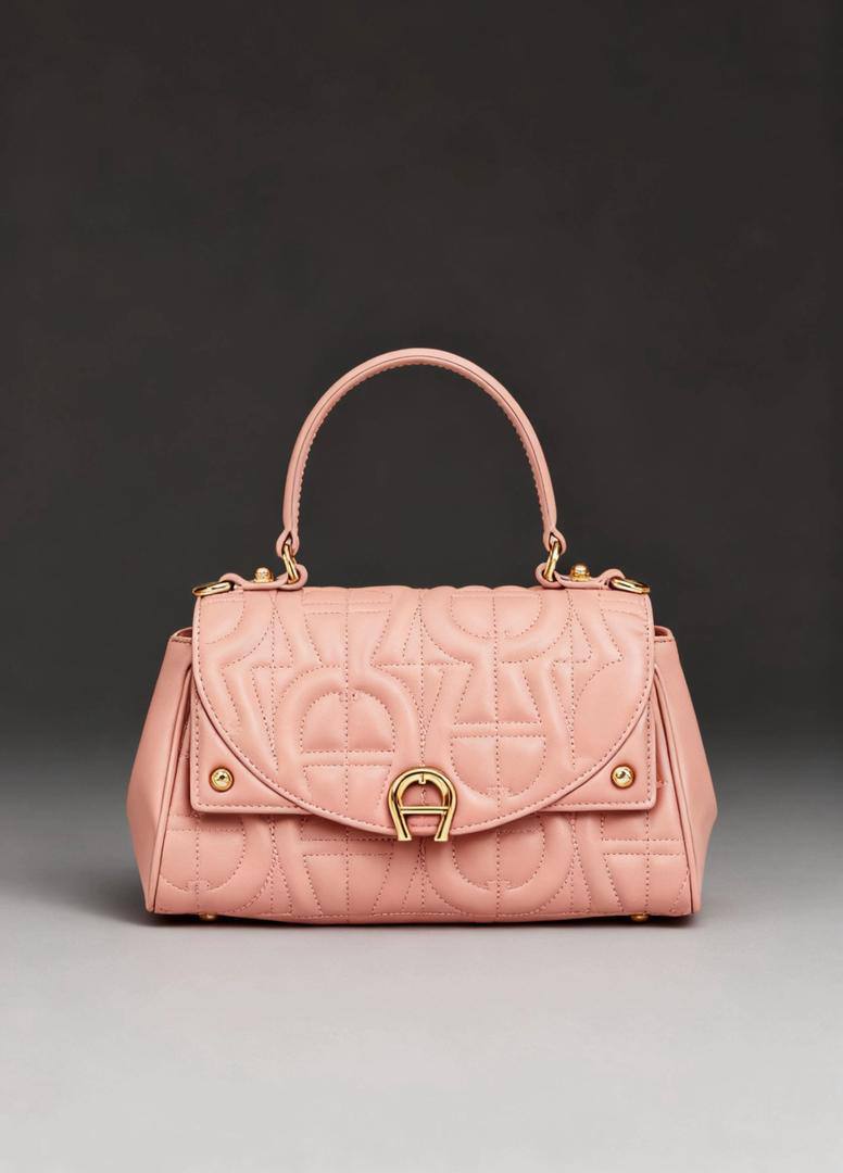 Coach - Aigner
90 dhs🪙💕
Good quality 

with box
🎁🎁🎁

Zain35
♥️♥️♥️