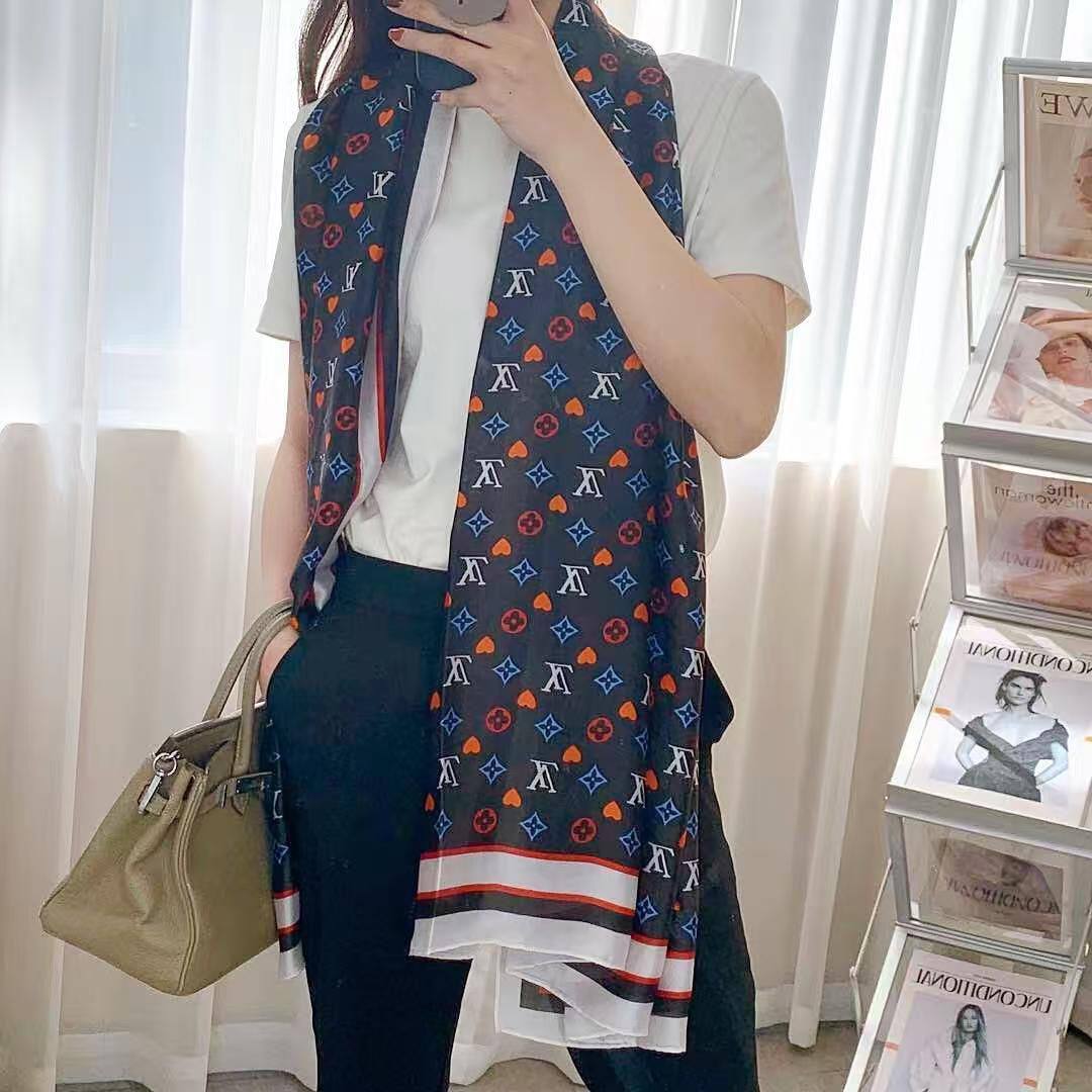 Silk scarf 
40 dhs❣️

Zain93
♥️♥️♥️