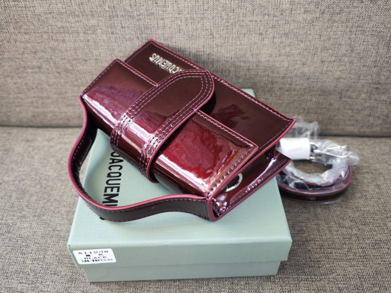 Fendi
85 dhs❣️

with box
🎁🎁🎁

26cm fendi
18cm jacquemus
Two styles

Zain26
♥️♥️♥️