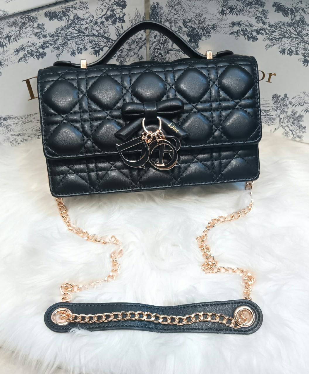 Dior

New arrival 
22cm
120 dhs🇦🇪🇦🇪

with box

Zain118
♥️♥️♥️
