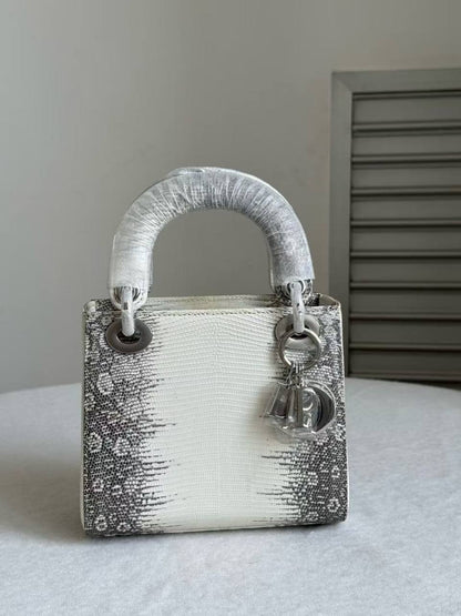 Pre order ❤️
Dior Mini Lady Ombre Lizard Bag featuring a distinct white and gray color gradient❤️❤️
For Price 👇 WhatsApp✅
0568585901 
0507557372
0552275751 Owner Zain 👌

Zain71
♥️♥️♥️