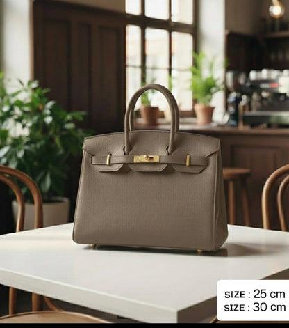 HERMES ʙɪʀᴋɪɴs
ᴍᴀᴛᴛᴇʀ ʟᴇᴀᴛʜᴇʀ
ɢᴏʟᴅ ʜᴀʀᴅᴡᴀʀᴇ

sɪᴢᴇ 25 cm PRICE: *110 ᴅʜs* 🪙🌨️

sɪᴢᴇ 30 cm PRICE: *115 ᴅʜs*🪙🌨️ 

Zain31
♥️♥️♥️