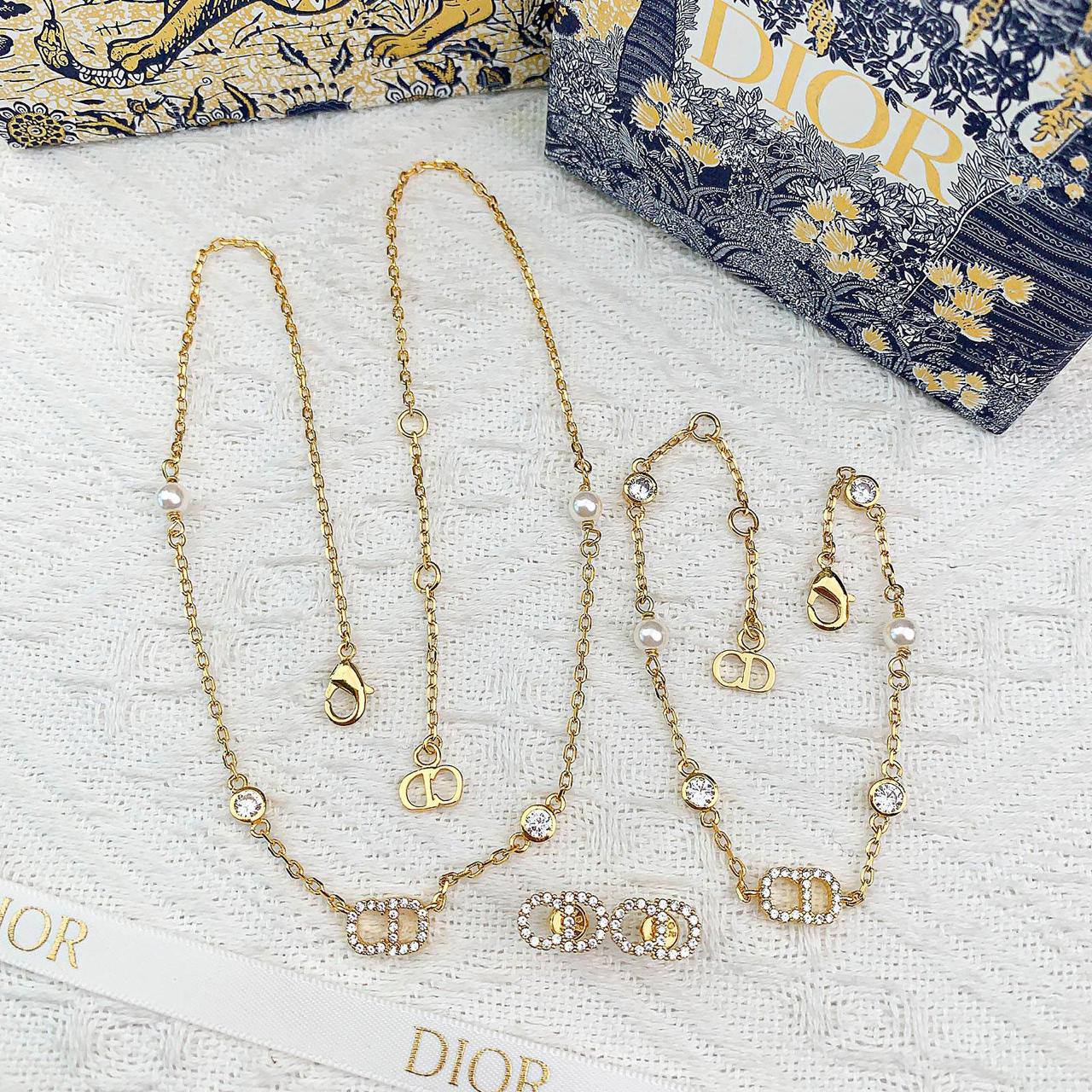 DIOR 💫✨
MASTER💎
NECKLACE 
BRACELET 
EARRINGS

115 DHS💓

WITH BOX AND PAPER BAG🎁🛍️

Zain89
♥️♥️♥️