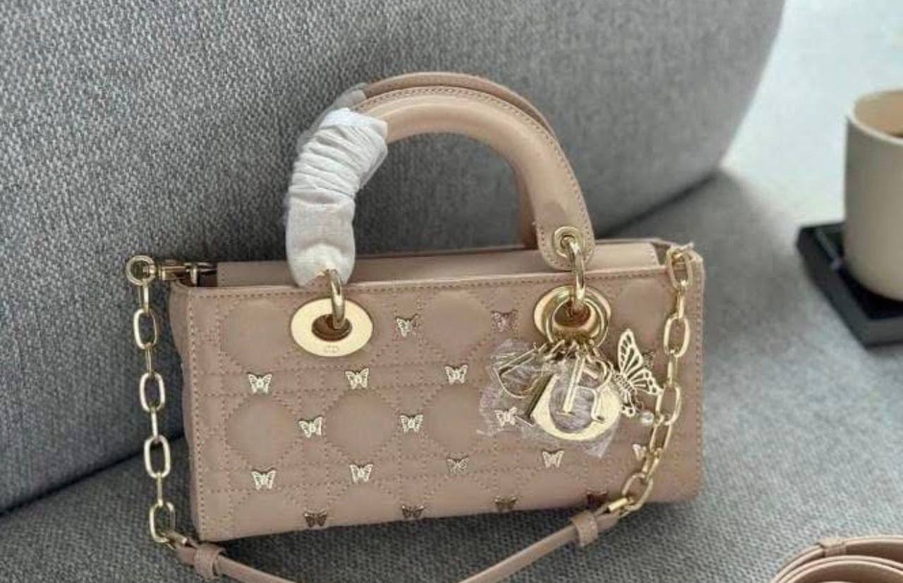 Dior
130 dhs✅
High quality 

with box
🎁🎁🎁

Zain35
♥️♥️♥️