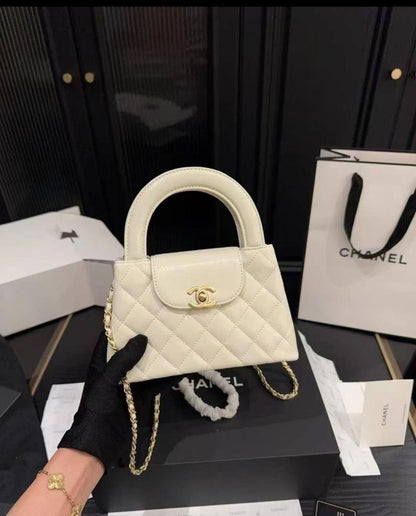 Chanel
100 dhs🇦🇪🇦🇪
with box20cm

Zain26
♥️♥️♥️