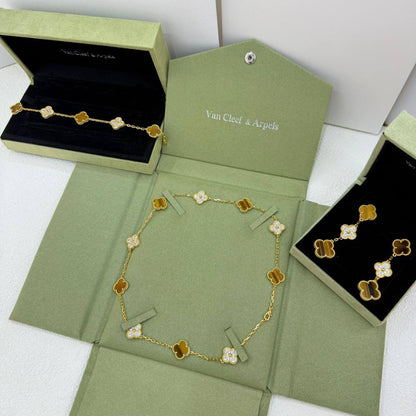 VCA SET❤️‍🔥*
Necklace 🍁
Earring💥
Bracelet 🐦‍🔥
Master quality 💯
With normal boxes 📦 
250 dhs🪙🌨️
With master box 🗃️ 
300 dhs🪙🌨️

Zain216
♥️♥️♥️