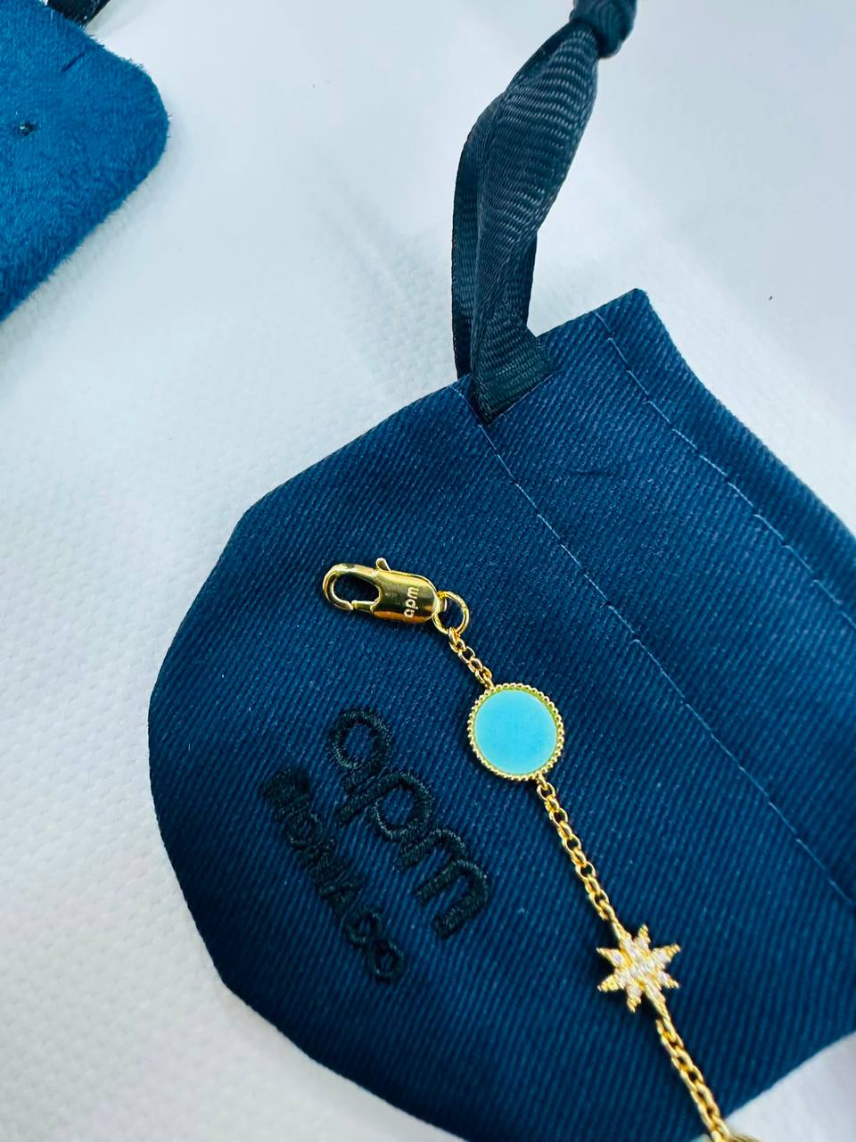 Apm❤️‍🔥*
Bracelet 🐦‍🔥
good quality 💯
With normal boxes 🗃️ 
And paper bag 
40 dhs✅
With master box 🗃️ 
55 dhs✅

Zain216
♥️♥️♥️