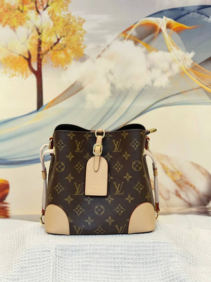 LV
Best quality with box
115 dhs🇦🇪🇦🇪

size21CM

Zain290
♥️♥️♥️