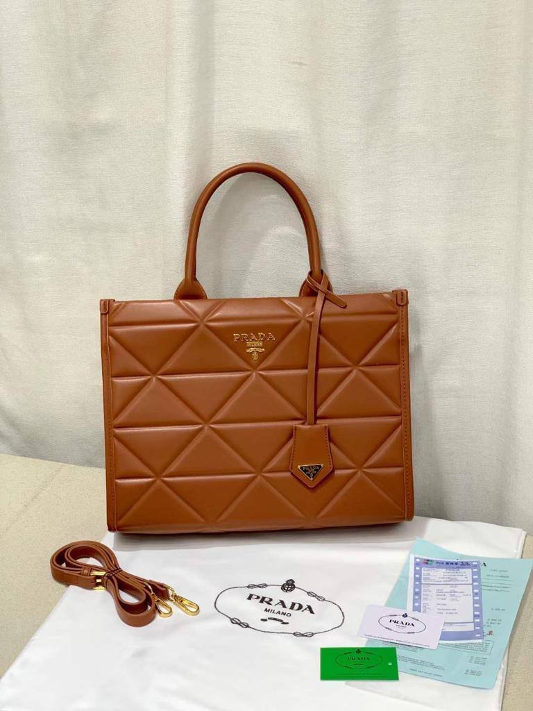 Prada

110 dhs🪙🌨️ 

high quality 36cm

Zain26
♥️♥️♥️