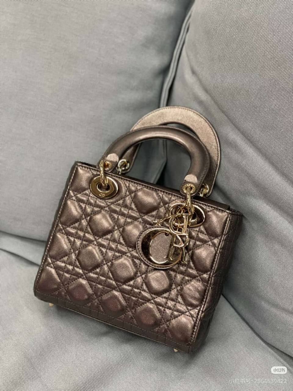 Dior Master
20cm 
280 dhs🪙🌨️

Zain10
♥️♥️♥️