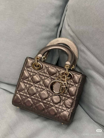 Dior Master
20cm 
280 dhs🪙🌨️

Zain10
♥️♥️♥️