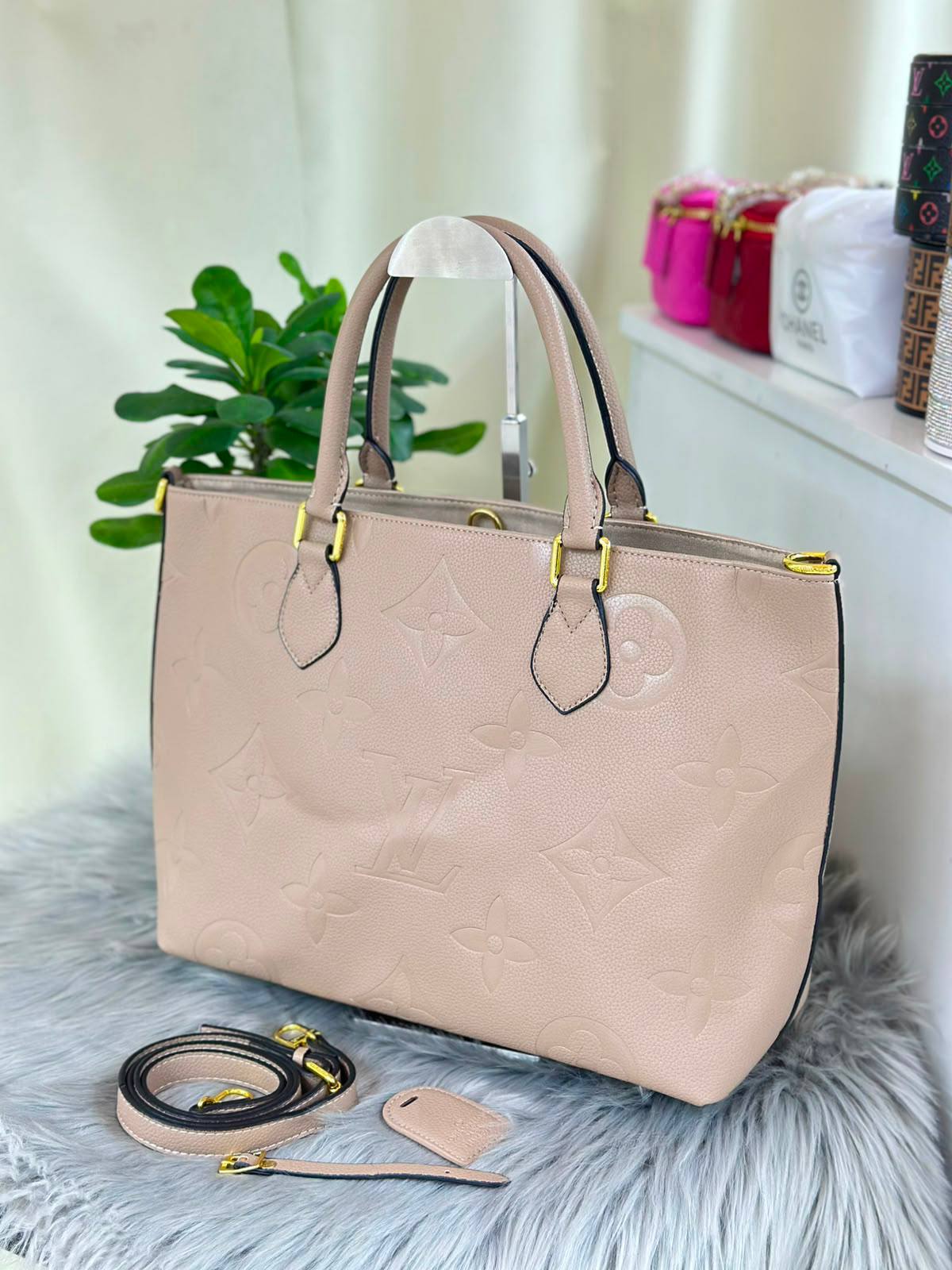 LV
SIZE……….    36cm
110 dhs✅

Zain244
♥️♥️♥️