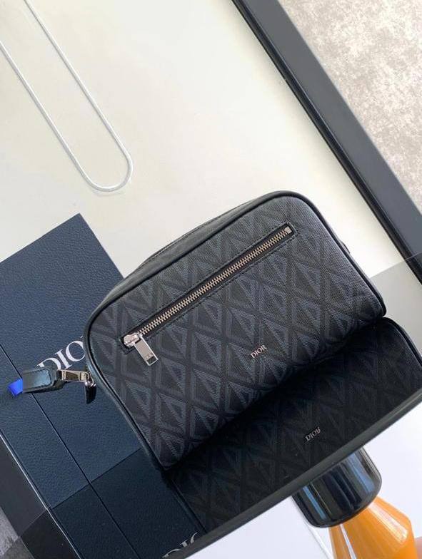 Dior 

Toilettery Bag 

Good Quality
170 dhs🇦🇪🇦🇪

Zain33
♥️♥️♥️