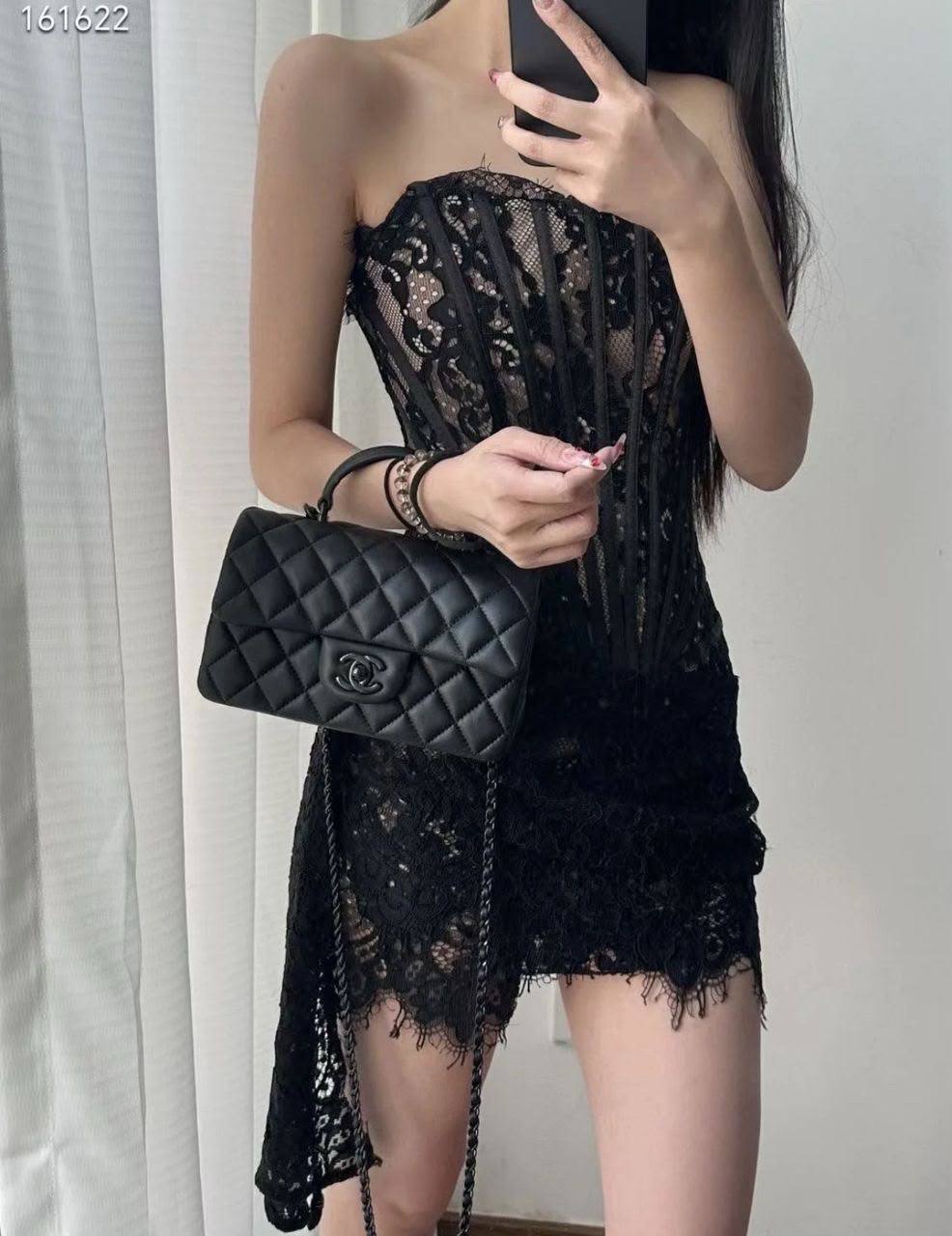 Chanel
120 dhs✅
Size：25cm
Good-quality with box

Zain35
♥️♥️♥️