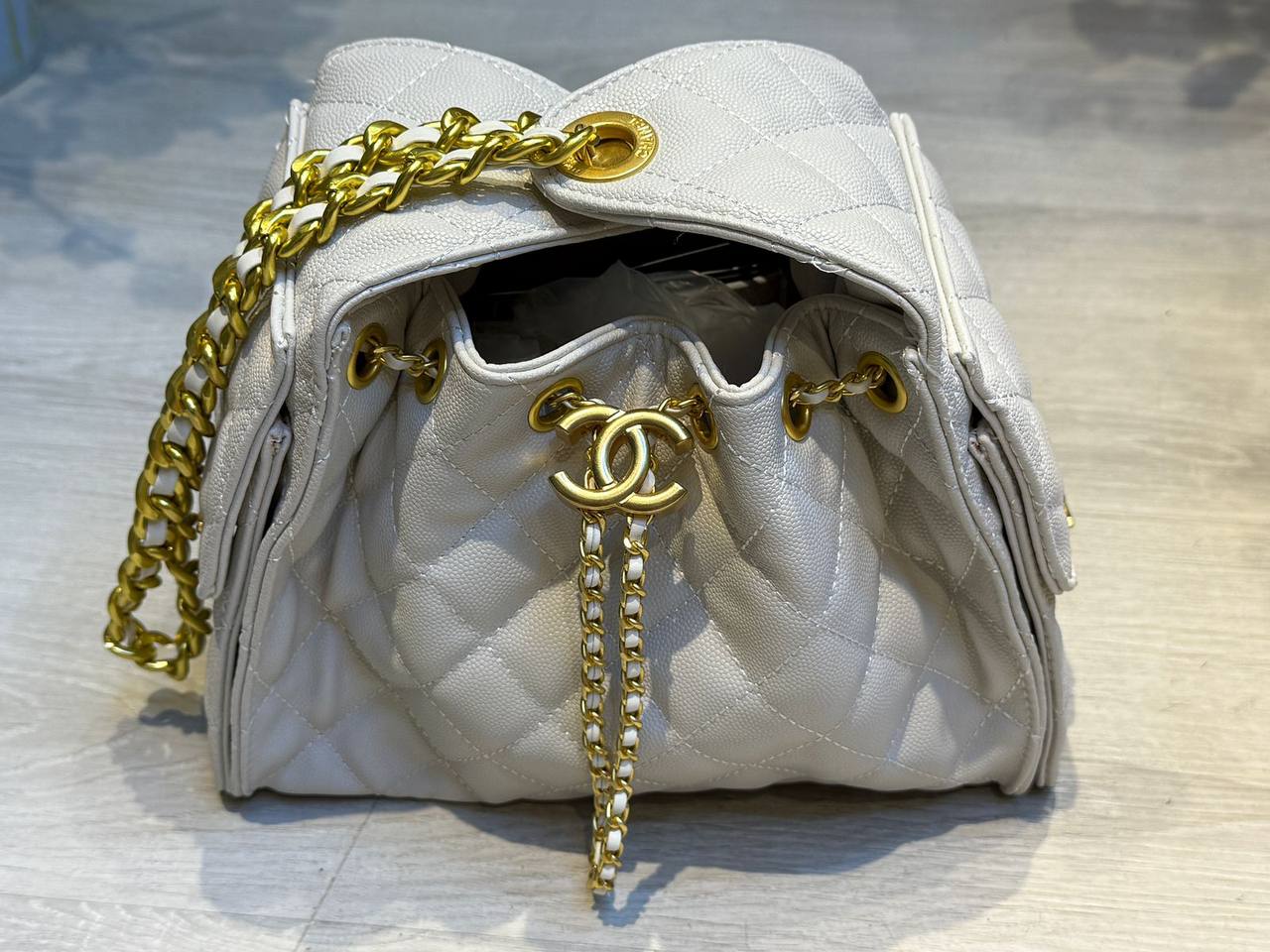CHANEL 

HOBO bag
22cm
105 dhs💓

with box
🎁🎁🎁

Zain44
♥️♥️♥️