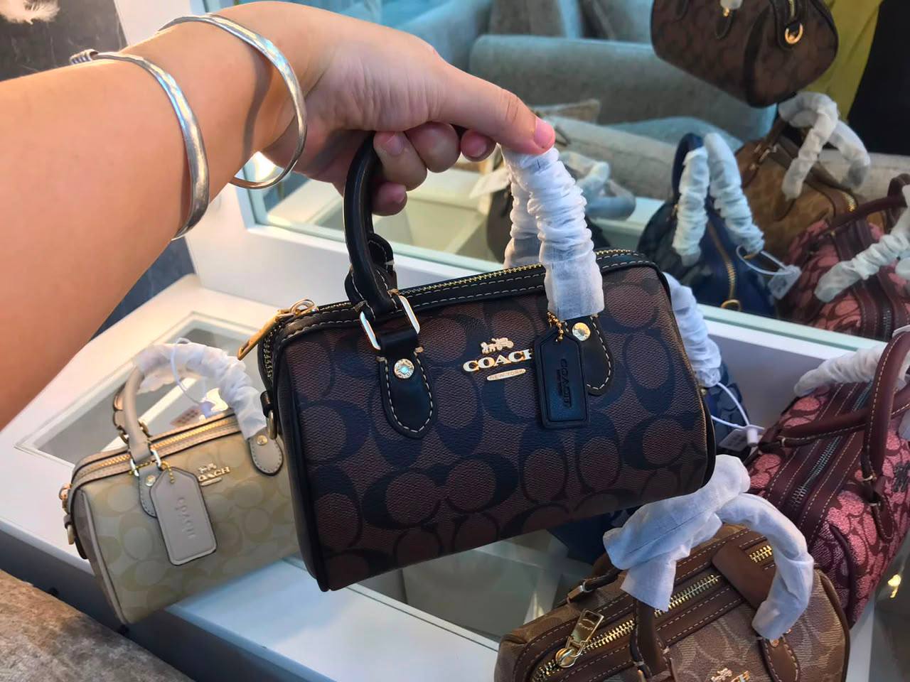 Coach
100 dhs🇦🇪🇦🇪
with box
Size:17/12/10

Zain07
♥️♥️♥️