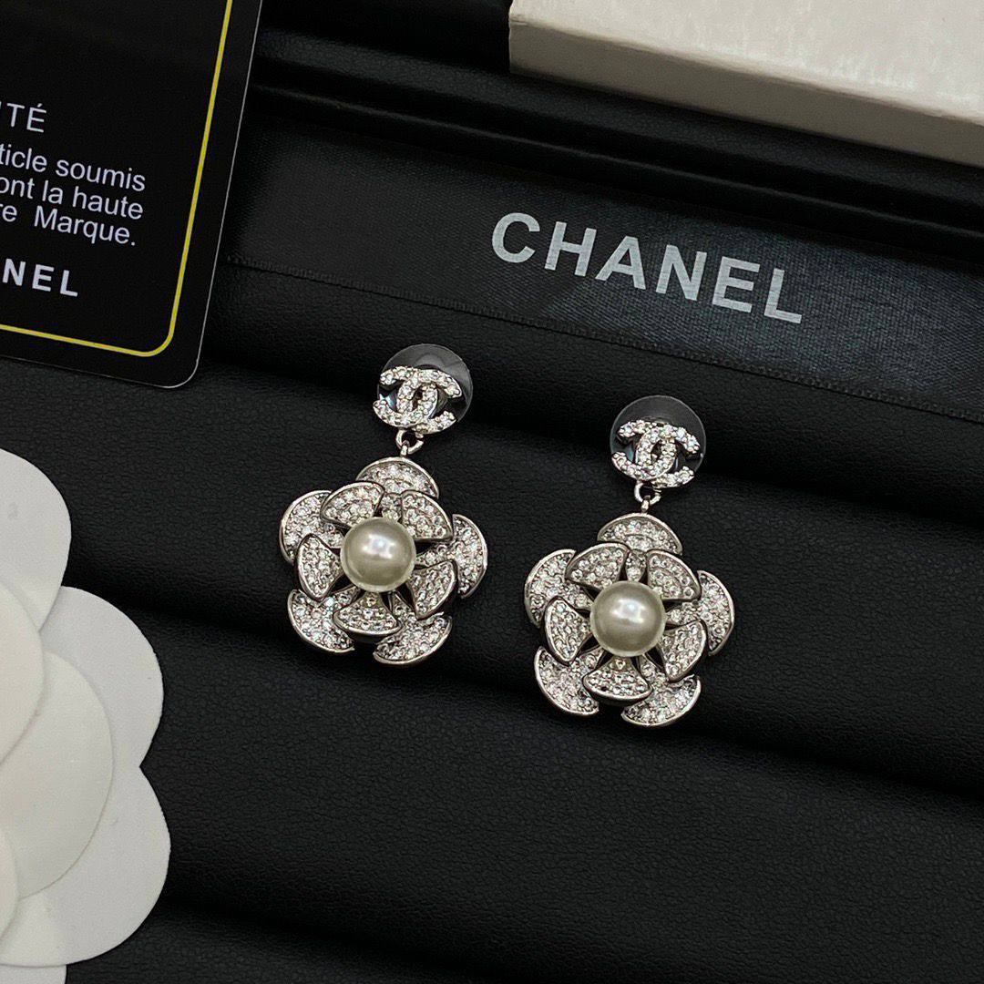 CHANEL❤️‍🔥*
Earring 🐦‍🔥
Master quality 💯
With normal boxes 🗃️ 
55 dhs✅
With master box 📦 
70 dhs✅

Zain216
♥️♥️♥️