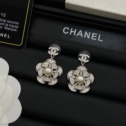 CHANEL❤️‍🔥*
Earring 🐦‍🔥
Master quality 💯
With normal boxes 🗃️ 
55 dhs✅
With master box 📦 
70 dhs✅

Zain216
♥️♥️♥️
