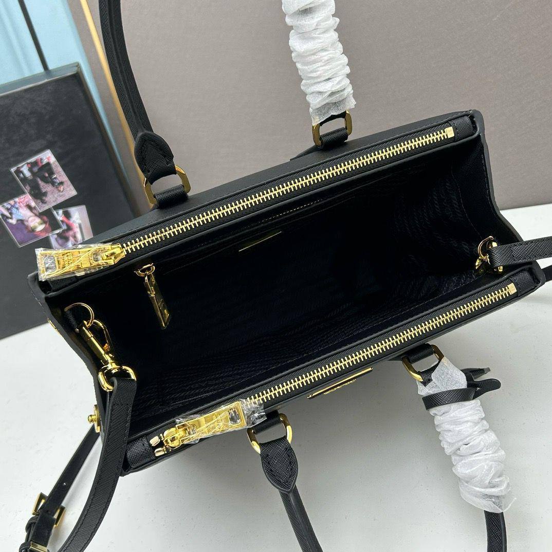 PRADA 

NEW CAME 

GOOD QUALITY 

90 dhs🇦🇪🇦🇪

SIZE: 32cm

Zain295
♥️♥️♥️