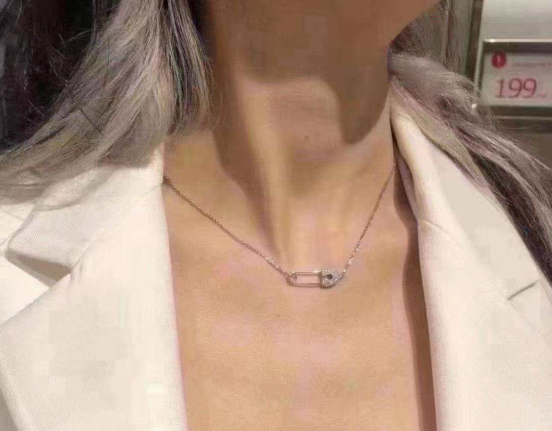 APM SET 🐦‍🔥*
Necklace ✨
Earring 🪷
Bracelet 🌸
Master quality 💯
With normal boxes 📦 
110 dhs🪙💚
With master box 🗃️ 
130 dhs🪙💚

Zain216
♥️♥️♥️