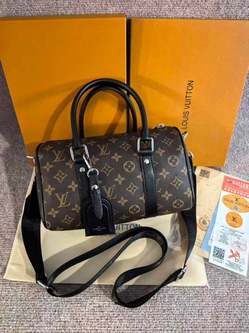 Coach - Goyard - LV

Men's bag
105 dhs🪙🌨️

with box
🎁🎁🎁

size 26×14×15cm

Zain213
♥️♥️♥️