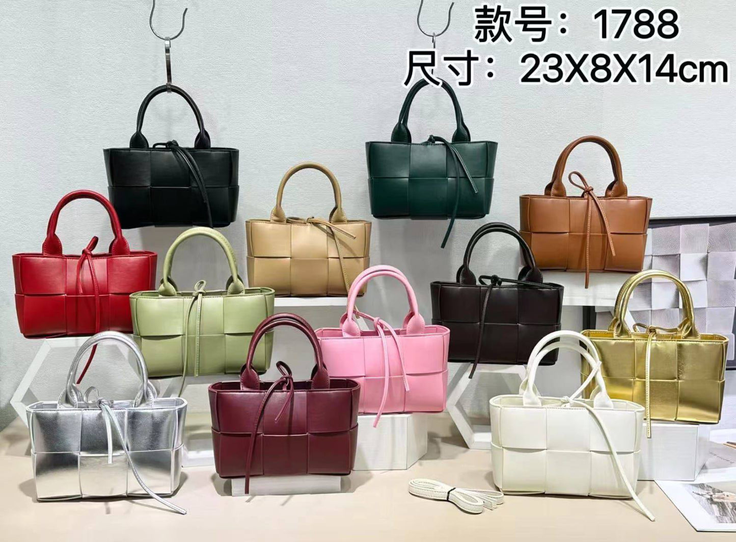 Bottega Veneta 
Good Quality 

With Box 
🎁🎁🎁

95 dhs🗽

Zain250
♥️♥️♥️