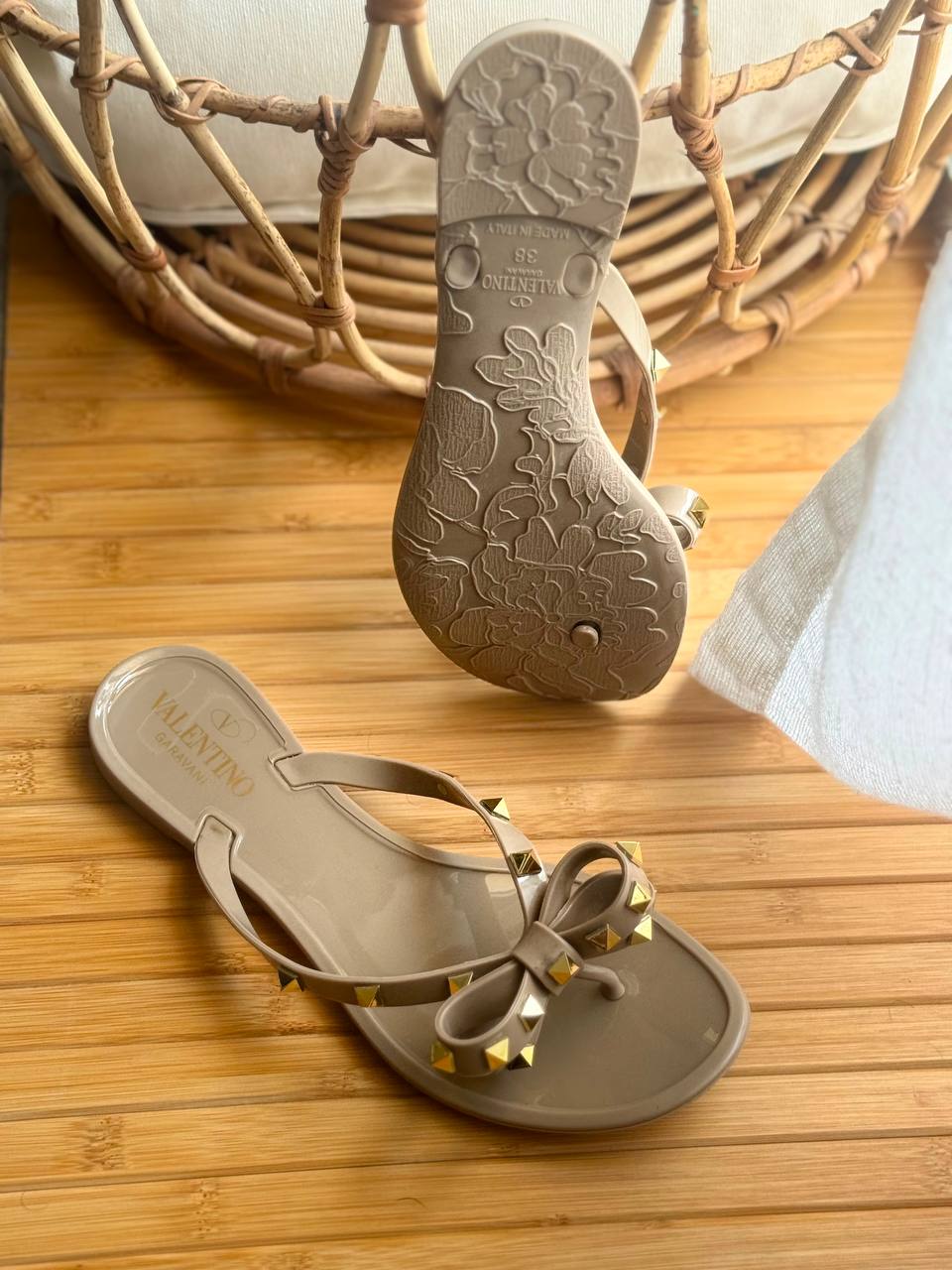 Valentino
AA Quality
𝗦𝗶𝘇𝗲 𝟯𝟲 𝘁𝗼𝗼 𝟰𝟭 
450 dhs🇦🇪🇦🇪

Zain303
♥️♥️♥️