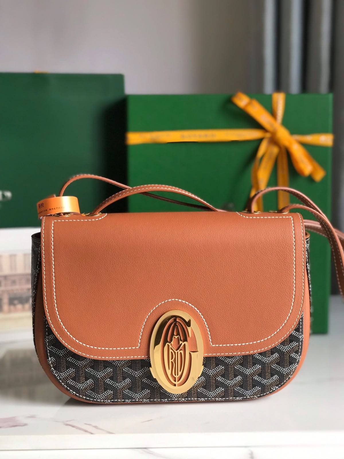 Goyard

identification based on appearance
Brown 

Goyardine canvas and Chevroches calfskin

Shoulder bag / Crossbody bag
Palladium
size:25cm

For Price 👇 WhatsApp✅
0568585901 
0507557372
0552275751 Owner Zain 👌

Zain325
♥️♥️♥️