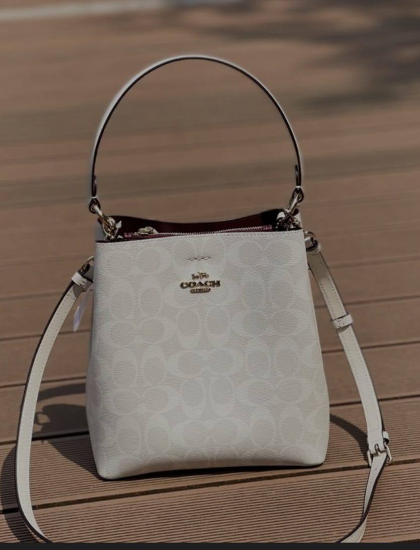 Coach
*21cm
95 dhs✅

*with box
🎁🎁🎁

Zain118
♥️♥️♥️