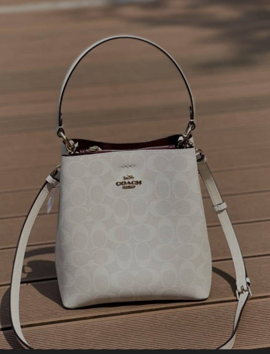 Coach
*21cm
95 dhs✅

*with box
🎁🎁🎁

Zain118
♥️♥️♥️