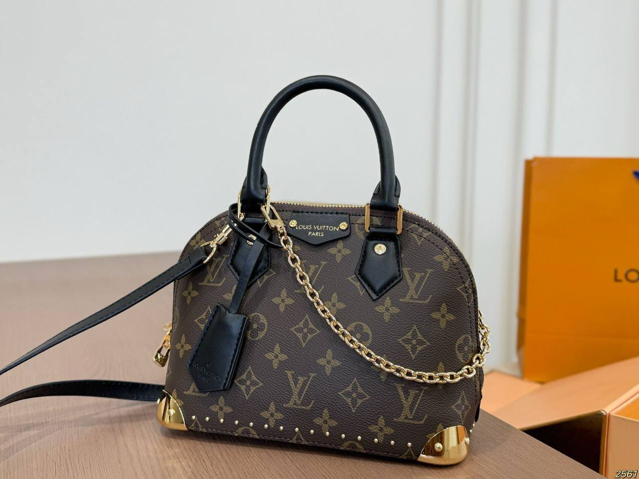 LV
 COPY ONE 

 WITH BOX 
🎁🎁🎁

180 dhs✅

Zain39
♥️♥️♥️