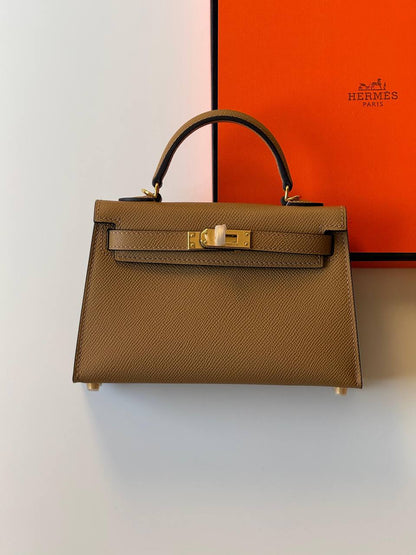 Hermes
minikelly 19cm💕
master quality😍with box❤️
340 dhs❤️💚❤️💚

Zain52
💚❤️💚