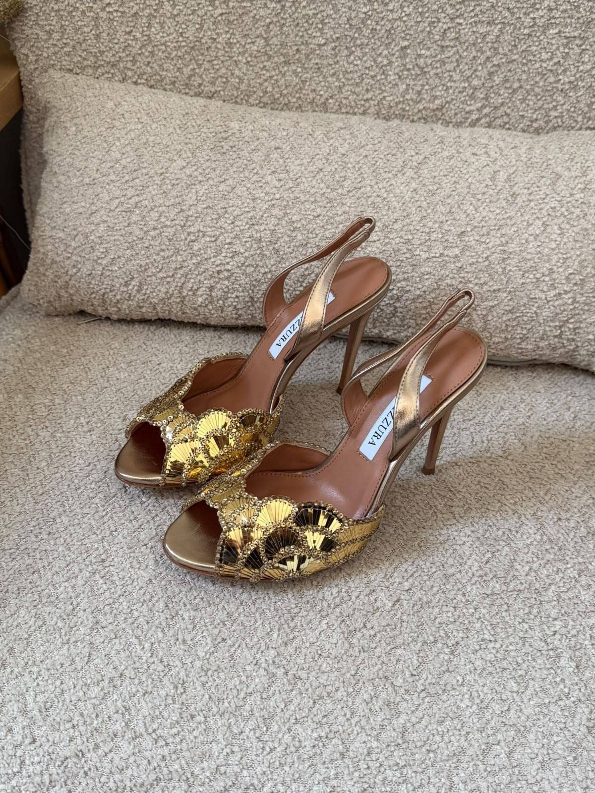 AQUAZZURA 

𝐀𝐯𝐚𝐢𝐥𝐚𝐛𝐥𝐞 𝐍𝐨𝐰

𝐒𝐢𝐳𝐞𝐬: 𝟑𝟔 — 𝟒𝟏


500 dhs🇦🇪🇦🇪

Zain298
♥️♥️♥️