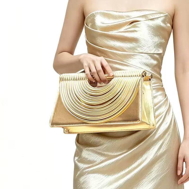 BOTTEGA NEW CAME GOOD QUALITY WITH BOX 
120 dhs✅

Zain295
♥️♥️♥️