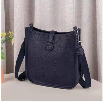Hermes

90 dhs✅

with box
🎁🎁🎁

size 23cm

Zain26
♥️♥️♥️