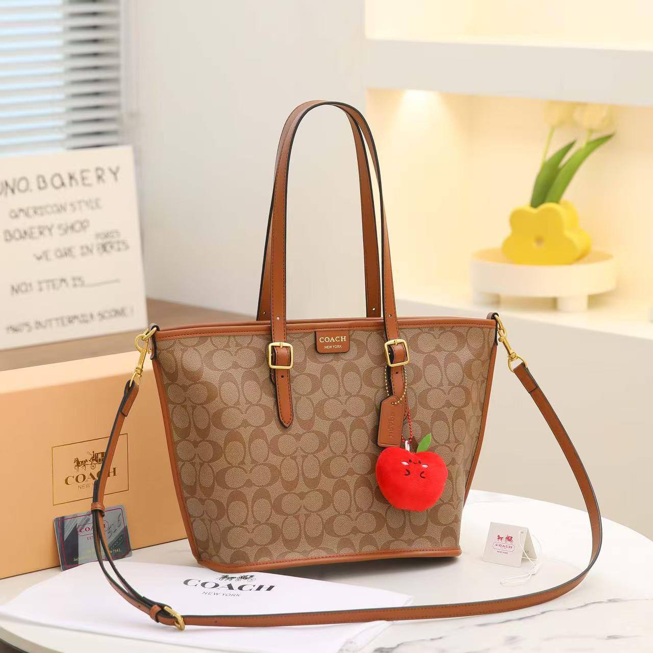 Coach bag 
Size:28cm

With Box 📦 
🎁🎁🎁

90 dhs🌺

Zain56
♥️♥️♥️